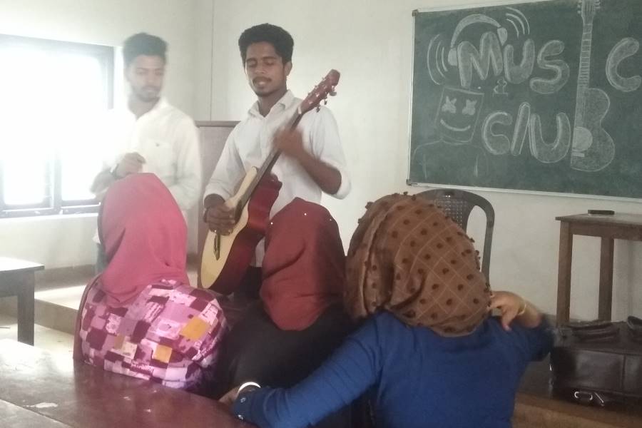 Guitar practice (lesson ) for music club members.